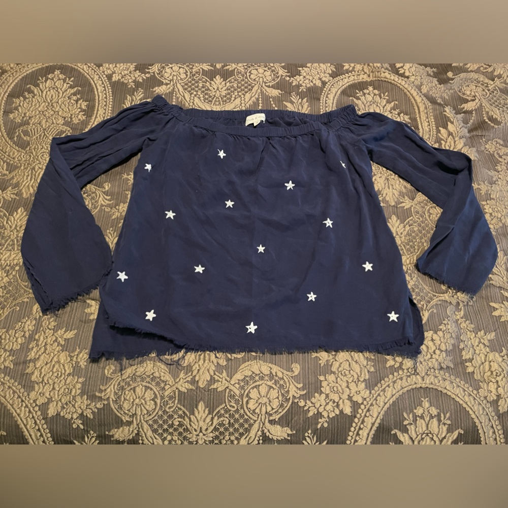Cloth & Stone M Navy off shoulder long sleeve top with white stars! Great cond!